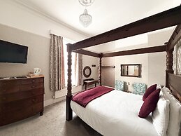 Raincliffe Hotel