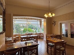 Raincliffe Hotel
