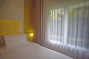 Front One Akshaya Hotel Karawang