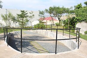 Front One Akshaya Hotel Karawang