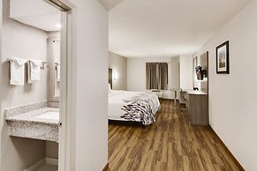 Red Roof Inn & Suites Pensacola - NAS Corry