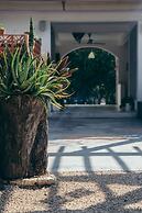 Teetotum Hotel Restaurant Lounge