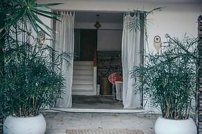 Teetotum Hotel Restaurant Lounge