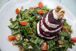 Teetotum Hotel Restaurant Lounge