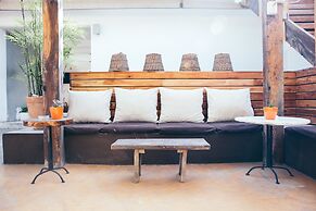 Teetotum Hotel Restaurant Lounge