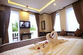 Golden Bell Backpacker Hotel & Pool Bar