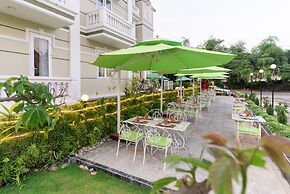 Golden Bell Backpacker Hotel & Pool Bar