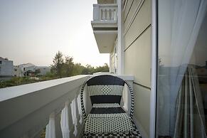 Golden Bell Backpacker Hotel & Pool Bar