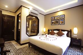 Golden Bell Backpacker Hotel & Pool Bar