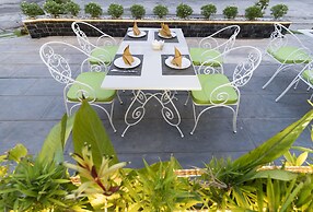 Golden Bell Backpacker Hotel & Pool Bar