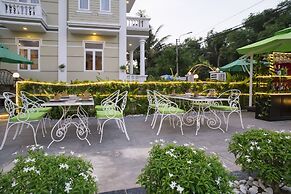 Golden Bell Backpacker Hotel & Pool Bar