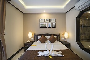 Golden Bell Backpacker Hotel & Pool Bar