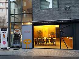Myeongdong Artmonstay Guesthouse