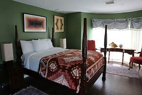 Tavern on the Bay Hotel & Marina