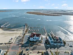 Tavern on the Bay Hotel & Marina