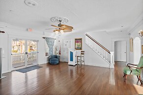 Tavern on the Bay Hotel & Marina