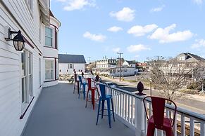 Tavern on the Bay Hotel & Marina