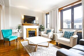 MTLVacationrentals-The MTLVR Kisses