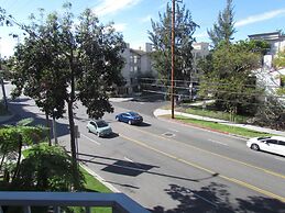 Next to Four Season Hotel, Luxury Apartment