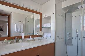 Bellevue On The Beach Suites