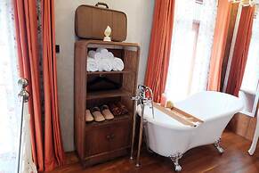 Rimrabeang Amphawa Cafe and Suite