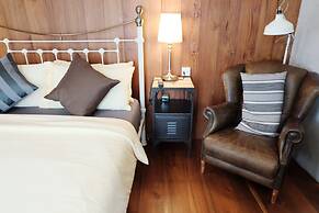 Rimrabeang Amphawa Cafe and Suite