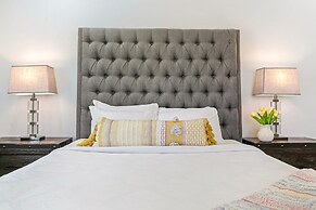 Downtown Spacious Suites by Hosteeva