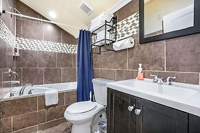 Downtown Spacious Suites by Hosteeva