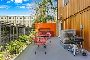 Downtown Spacious Suites by Hosteeva