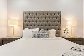 Downtown Spacious Suites by Hosteeva