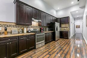 Downtown Spacious Suites by Hosteeva