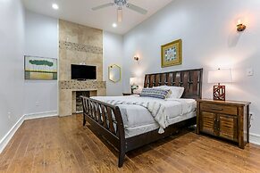 Downtown Spacious Suites by Hosteeva