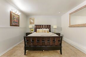 Downtown Spacious Suites by Hosteeva