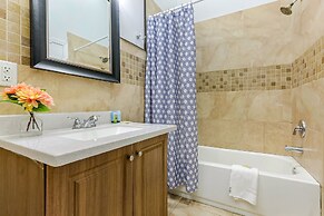 Downtown Spacious Suites by Hosteeva