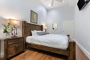 Downtown Spacious Suites by Hosteeva