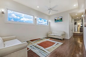 Downtown Spacious Suites by Hosteeva