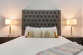 Downtown Spacious Suites by Hosteeva