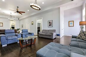 Downtown Spacious Suites by Hosteeva