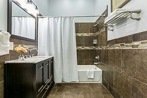 Downtown Spacious Suites by Hosteeva