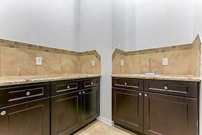 Downtown Spacious Suites by Hosteeva