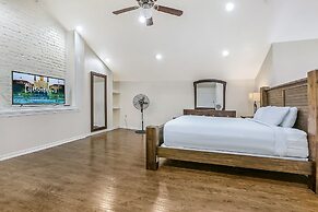 Downtown Spacious Suites by Hosteeva