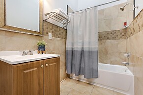 Downtown Spacious Suites by Hosteeva