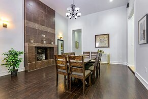 Downtown Spacious Suites by Hosteeva