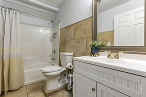 Downtown Spacious Suites by Hosteeva