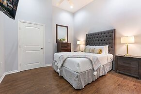 Downtown Spacious Suites by Hosteeva