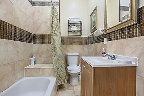 Downtown Spacious Suites by Hosteeva