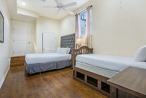 Downtown Spacious Suites by Hosteeva