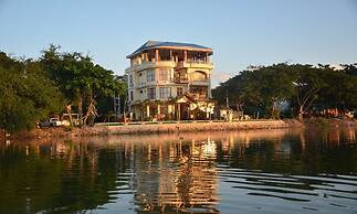 Mandalay Kandawgyi Inn