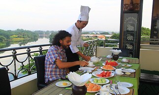 Mandalay Kandawgyi Inn