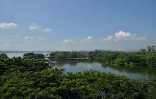 Mandalay Kandawgyi Inn